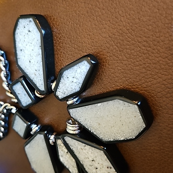 VTG Two-tone Geometric Atomic Mod Resin Statement Ribbon Chain Necklace - Picture 5 of 6